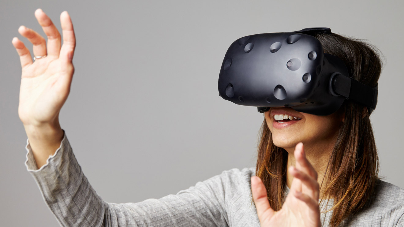 Друзей виар. Девушка в шлеме виртуальной реальности. VR шлем. Виар очки девушка. Девушка в VR шлеме.