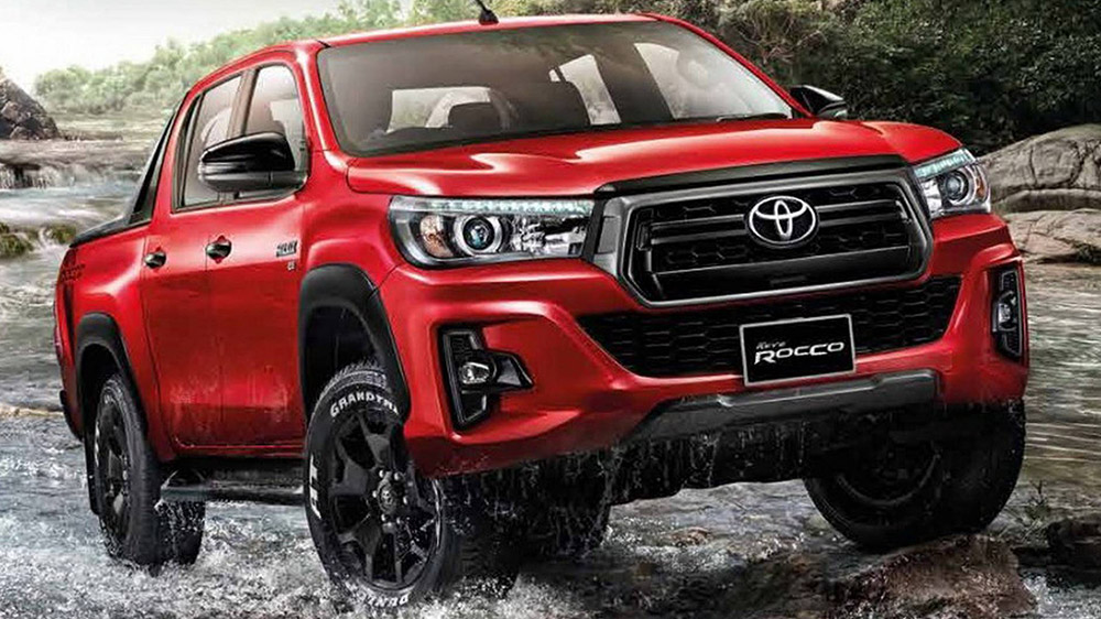 G\u00fcncellenen tasar\u0131m\u0131 ve aileye kat\u0131lan yeni versiyonuyla 2018 Toyota Hilux [Video]  LOG