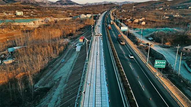 Çin güneş enerjili yol