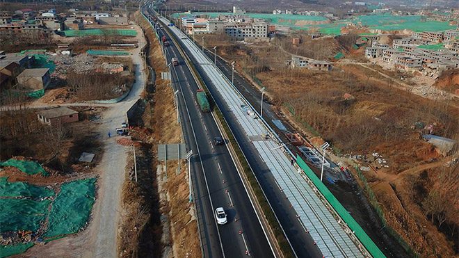 Çin güneş enerjili yol
