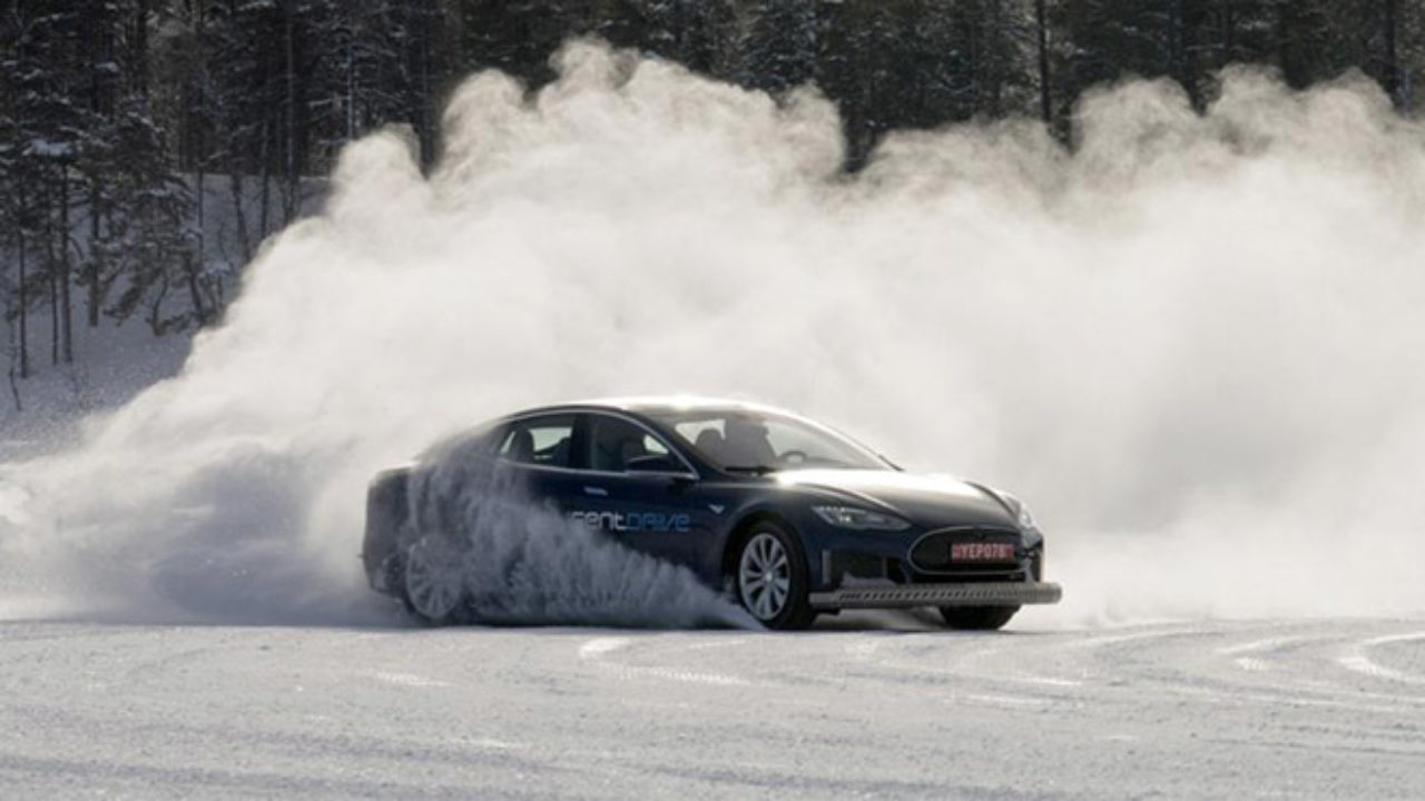 Üç elektrik motorlu Tesla Model S prototipini kar üzerinde yanlarken  izleyin [Video] - LOG