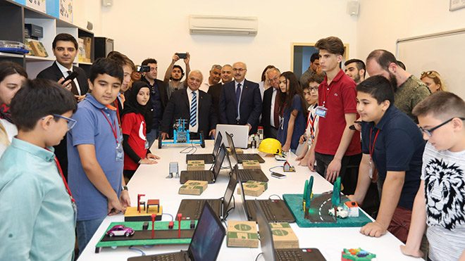 Gmail kullanıcılarına bugün güzel bir haberimiz var. Geçtiğimiz hafta gerçekleşen I/O 2018 etkinliğinde duyurulan Gmail’e çevrimdışı özelliği kademeli olarak kullanıcılara dağıtılmaya başlandı. Standart Gmail kullanıcıları tarafından şu anda kullanılamayan bu özelliği okul veya iş hesapları kullanabiliyor.