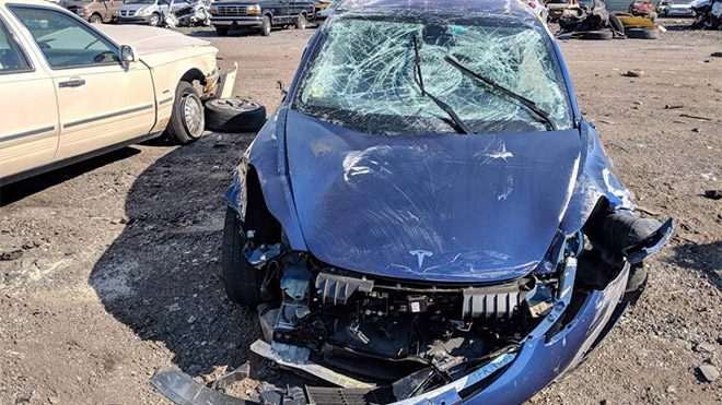Tesla Model 3 kaza