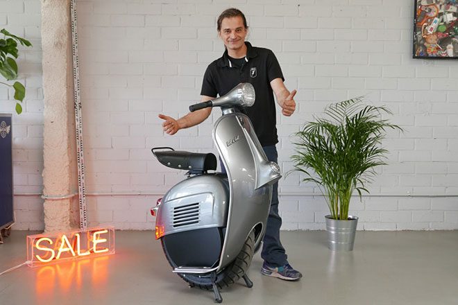 Tek tekerlekli elektrikli motosiklet Monowheel Z-One dikkat çekiyor Vespa