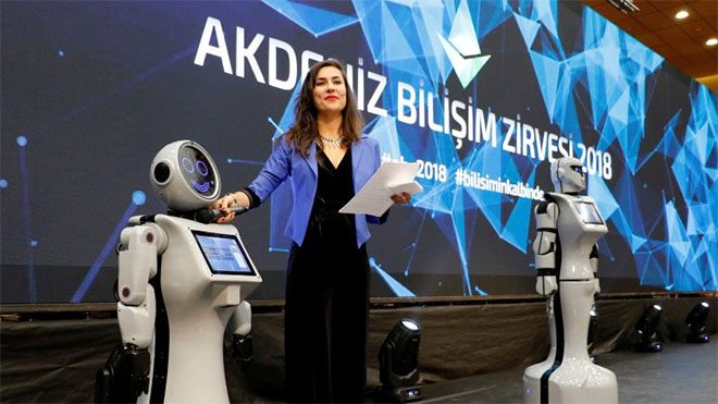 Sahneden düşerek parçalanan yerli insansı robot Mini Ada hakkında resmi açıklama