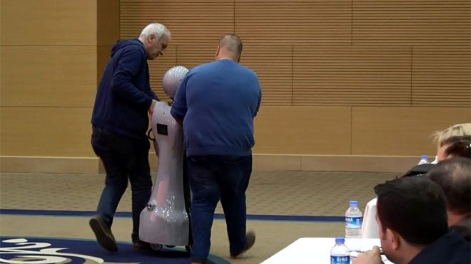 Sahneden düşerek parçalanan yerli insansı robot Mini Ada hakkında resmi açıklama