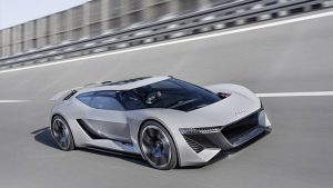 Audi PB18 e-tron vs yeni Tesla Roadster