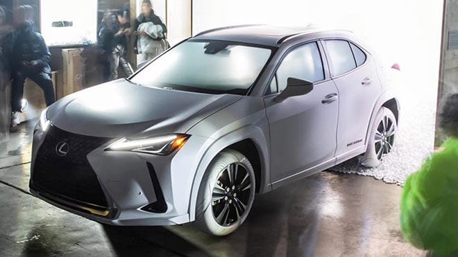 Lexus UX Nike Air Force 1