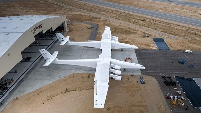 Dünyanın en büyük uçağı Stratolaunch