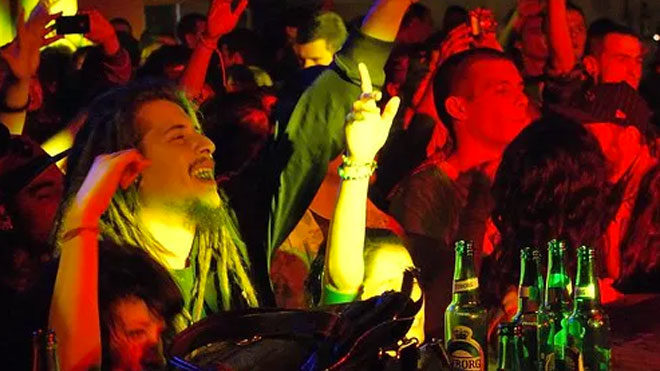 Eğlenen gençleri fazla ışıklı bir görsel olmasından kaynaklı olarak "fener" olarak tanımladı.