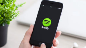Android üzerinde yer alan Spotify sesli kontrol özelliği iOS 13 ile iPhone kullanıcılarıyla buluşabilir