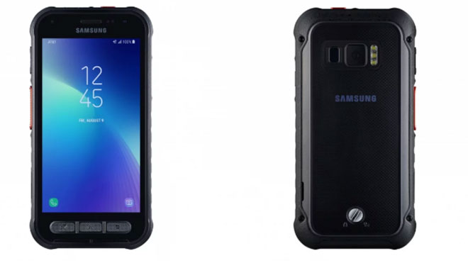 Samsung Güney Kore merkezli teknoloji devi Samsung, kısa süre önce Galaxy Xcover FieldPro isimli yeni akıllı telefon modelini tanıttı. Bu model spesifik bir kitleye hitap ediyor. Samsung imzalı bu yeni akıllı telefon modeli Galaxy Xcover FieldPro, açıklandığı kadarıyla ajanlar ve kolluk kuvvetlere özel olarak tasarlanmış. Kaya gibi bir gövdesi bulunan cihaz, büyük darbelerden bile etkilenmiyor ve su geçirmiyor. Ne kadar sağlam olduğunu tasarımı da açıkça gözler önüne seren cihaz, askeri sınıf MIL-STD-810G ve IP68 sertifikalarına sahip. Model 5,1 inç QHD bir ekran üstüne kuruluyor ve gücünü Exynos 9810 işlemci ile 4 GB RAM'den alıyor. 64 GB dahili hafızası microSD ile 512 GB kadar artırılabilen telefon, 4.500 mAh pile sahip. Pili değiştirilebilen akıllı telefon, önünde 8 megapiksel, arkasında ise 12 megapiksel kamera taşıyor. Parmak izi sensörü arka kameranın hemen yanına konulan cihaz, kutusundan Android Pie ile çıkıyor ancak Android 10 alacak deniyor. Bünyesinde zorlu şartlarda ve eldiven ile rahat kullanım için fiziksel butonlar yer alan cihaz, yurt dışı için özel bağlantı seçeneklerine de sahip. Son kullanıcıya hitap etmeyen Samsung Galaxy Xcover FieldPro, saha kullanımı için çok güzel görünüyor. [haber id="576712"] Samsung Galaxy Xcover FieldPro Modelin elbette bir satış fiyatı paylaşılmıyor. Bu cihaz için resmi kurumların Samsung ile görüşmesi gerekiyor.  İlginizi Çekebilir Google'ın Pixel 4 akıllı telefonları