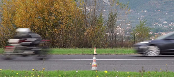 Elektrikli otomobil ile elektrikli motosiklet drag yarışında karşı karşıya [Video]