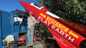 Dünya'nın düz olduğunu ispatlamak isteyen Mad Mike öldü