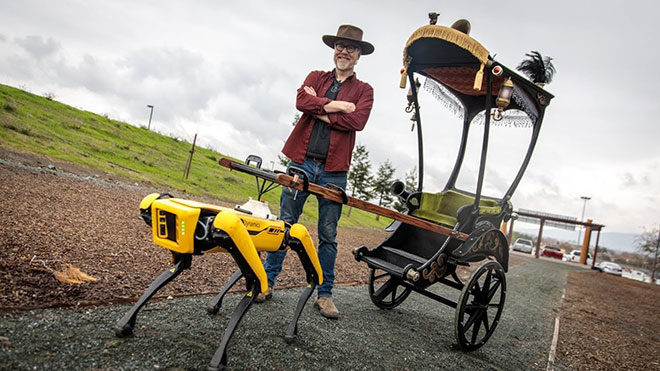 Robot köpek Spot Adam Savage