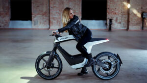 NOVUS imzalı elektrikli motosiklet