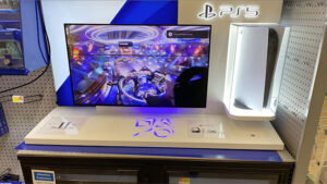 PlayStation 5 konsolu adeta yakmaya çalışan mağaza kurulumu