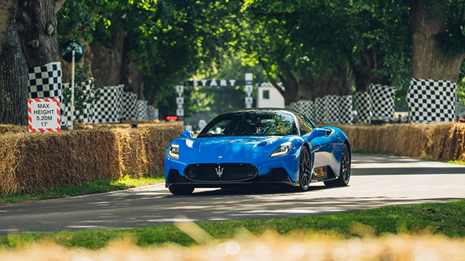 Gövde gösterisi; Maserati MC20 otomobil sevenler ile buluştu