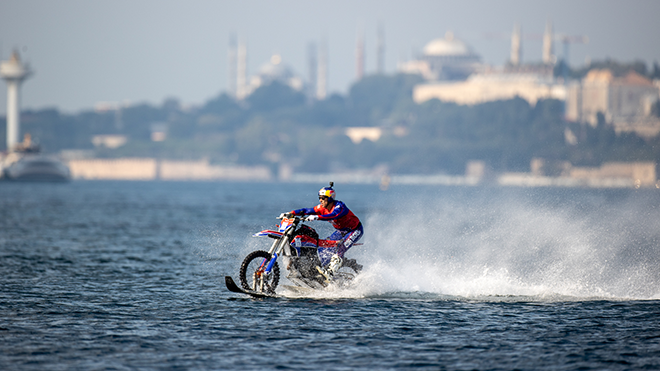 Motokros efsanesi, İstanbul Boğazı’nı sudan motosikleti ile geçti 5 Motokros efsanesi, İstanbul Boğazı’nı sudan motosikleti ile geçti