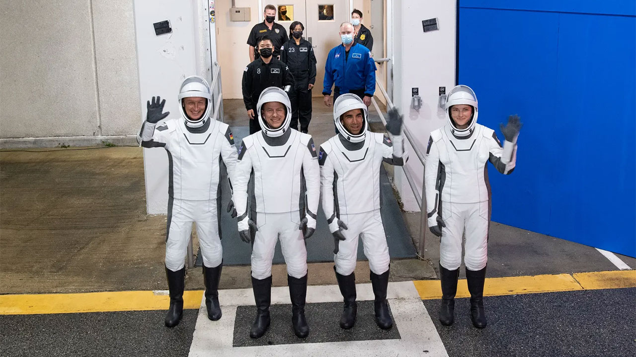 SpaceX, insanlı Crew-3 görevi için ilk kısmı başarıyla geride bıraktı [İzle]