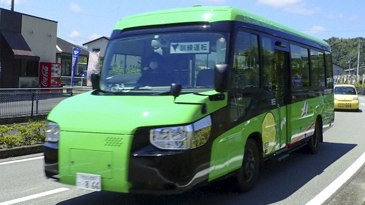Hem ray hem yolda gidebilen otobüs Japonya’da hizmete giriyor