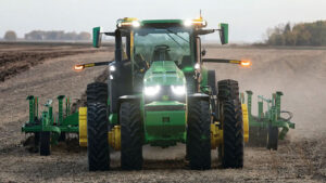 John Deere, CES 2022'de otonom traktör geleceğini görücüye çıkardı
