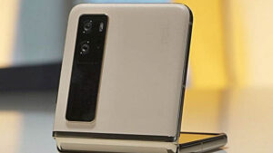 TCL Flex V katlanabilir telefon