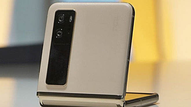 TCL Flex V katlanabilir telefon