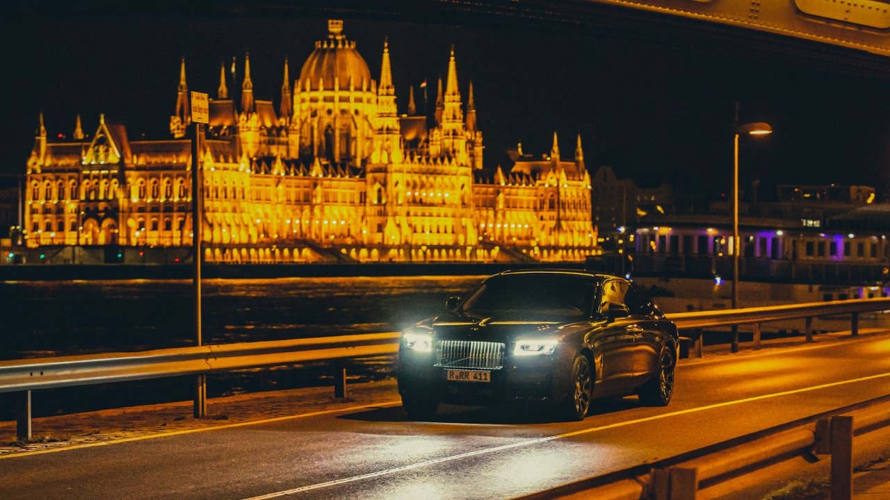 Budapeşte’de “gece treni”;  Dünyanın en siyah otomobili Rolls-Royce Ghost Black Badge incelemesi