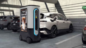 Elektrikli otomobil modelleri için tasarlanan robotik şarj istasyonu