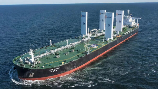 Dev tanker gemisi yelkenler ile donatıldı"