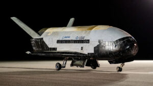 Gizli uzay uçağı X-37B büyük bir rekor ile döndü