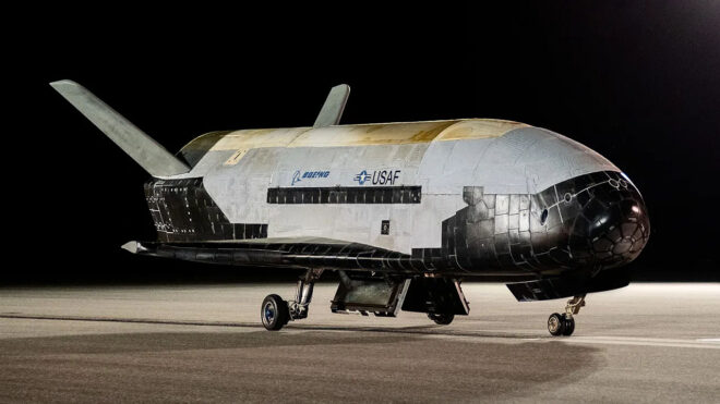 Gizli uzay uçağı X-37B büyük bir rekor ile döndü