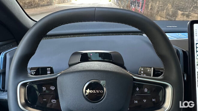 Gözümüz direksiyonun arkasında küçük de olsa bir ikinci ekranı aradı