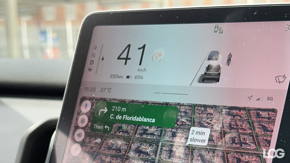 Trafikte Volvo EX30 modelinin çevresinde yer alan otomobil, kamyon, motosiklet vb. araçlar ana ekranda görüntülenebiliyor