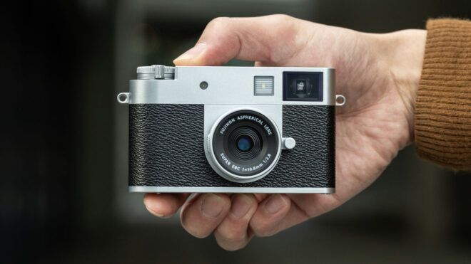 İlginç kompakt fotoğraf makinesi "Fujifilm X half" tanıtıldı. Retro çizgiyi benimseyen model RAW fotoğraf çekemiyor. Fuji'nin son dönemdeki en ilginç fotoğraf makinesi Fujifilm X half oldu. Filmi bir fotoğraf makinesiymiş gibi düşünülmesi istendiği için sadece JPEG formatında fotoğraf çekebilen model, oldukça kompakt bir seçenek ve kalbinde dikey olarak konumlandırılmış 18 megapiksellik Type 1 CMOS sensör yer alıyor. Sabit olarak 32 mm eşdeğeri f/2,8 lensle (otomatik netleme ve manuel netleme imkanları bir arada sunuluyor) donatılan optik vizörlü ürünün arkasında, iki farklı dokunmatik LCD ekrana yer veriliyor. 10 farklı film simülasyonu ve 18 farklı filtre ile donatılan fotoğraf makinesi, 1440x1080 çözünürlükte video da çekebiliyor. Bluetooth, WiFi ve USB-C ile gelen 240 gramlık model, Instax yazıcılarla doğrudan bağlantı kurabiliyor. İki farklı renk seçeneği bulunan X half, önümüzdeki ay içinde 849 dolardan satışa sunulacak. Ürünün Türkiye fiyatı henüz netleşmiş değil.