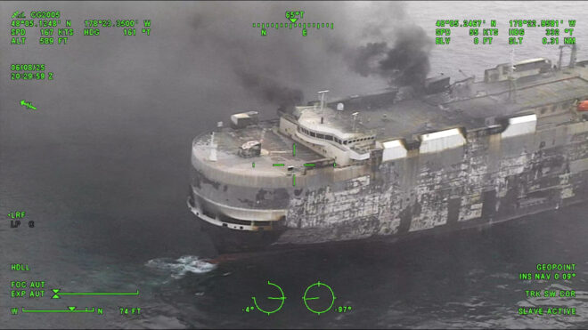 İçinde 3 binden fazla otomobil bulunan gemi yanmaya devam ediyor