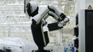 UBTech'in insansı robotu, 7/24 çalışabilmek için kendi pillerini değiştirebiliyor [Video]