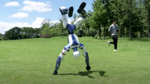 5.900 dolardan başlayan insansı robot: "Unitree R1" [Video]