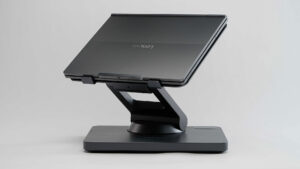 Lenovo, yapay zeka destekli bir motorlu dizüstü standı hazırladı