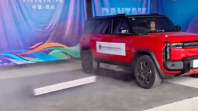 Elektrikli araç yangınlarına karşı ilginç bir batarya fırlatma sistemi geliştirildi