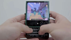 Samsung Galaxy Z Flip 5 ve BlackBerry Q10 klavyesini birleştiren ilginç bir projeye imza atıldı [Video]