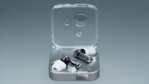 Yakında tanıtılacak Nothing Ear (3), şarj kutusunda bir mikrofon ve 'TALK' düğmesi taşıyor