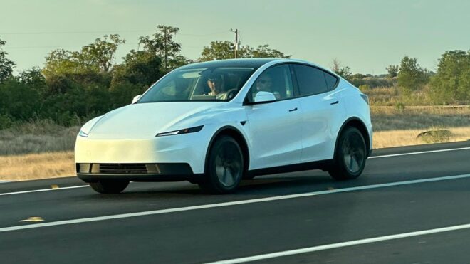 Daha uygun fiyatlı olacak "kırpılmış" Tesla Model Y için yeni fotoğraflar paylaşıldı