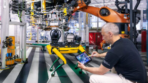 Mercedes-Benz, Düsseldorf fabrikasında robot köpek kullanmaya başladı