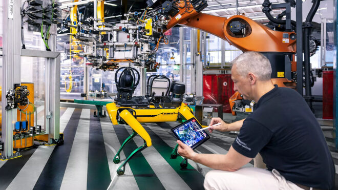 Mercedes-Benz, Düsseldorf fabrikasında robot köpek kullanmaya başladı