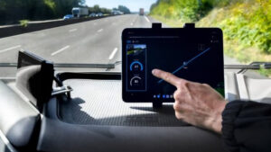 Fransa'da elektrikli araçları kablosuz olarak şarj edebilen bir yol test edilmeye başlandı