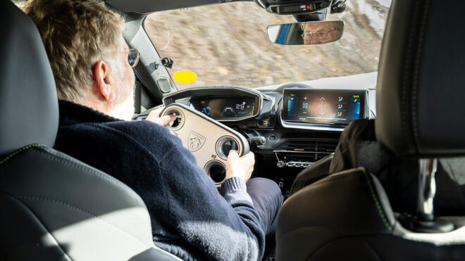 Peugeot'nun yeni araçlarında kullanacağı Hypersquare direksiyon simidi için yeni fotoğraflar paylaşıldı