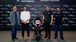 BMW Motorrad, Toprak Razgatlıoğlu’na şampiyonluk imzası taşıyan BMW M 1000 RR hediye etti.