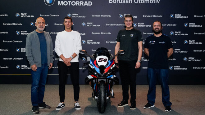 BMW Motorrad, Toprak Razgatlıoğlu’na şampiyonluk imzası taşıyan BMW M 1000 RR hediye etti.